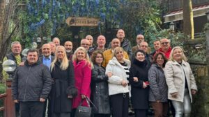 Toplantıya katılan mezunlar, İnegöl Lisesi‘nden mezun olduktan sonra farklı şehirlerde