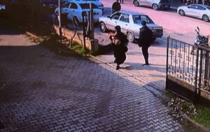 Oğlunu yerde gören anne kucağına alıp koşarak sağlık ocağına taşıdı.