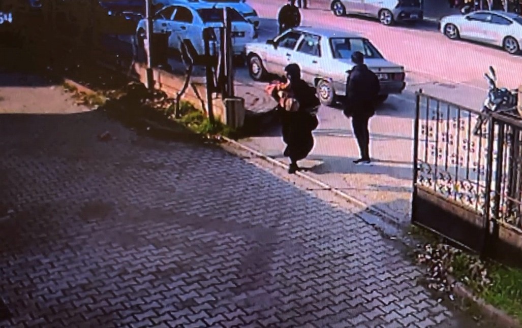 Oğlunu yerde gören anne kucağına alıp koşarak sağlık ocağına taşıdı.