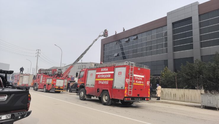 Bursa’da tekstil fabrikasında yangın: 1 itfaiye eri yaralı!