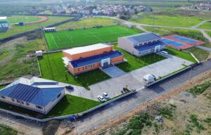 Kompleks içerisinde Kapalı Spor Salonu, Yarı Olimpik Yüzme Havuzu, Mahalle