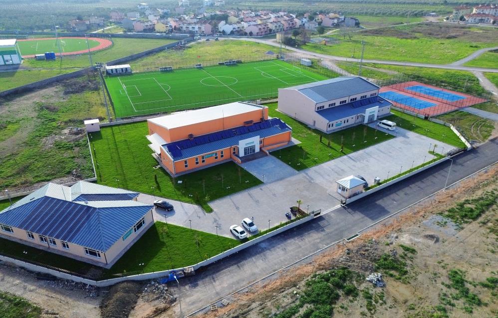 Kompleks içerisinde Kapalı Spor Salonu, Yarı Olimpik Yüzme Havuzu, Mahalle