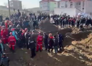 Polatlı ilçesinde yeni yapılan bir binanın kanalizasyon bağlantısı inşaatında göçük