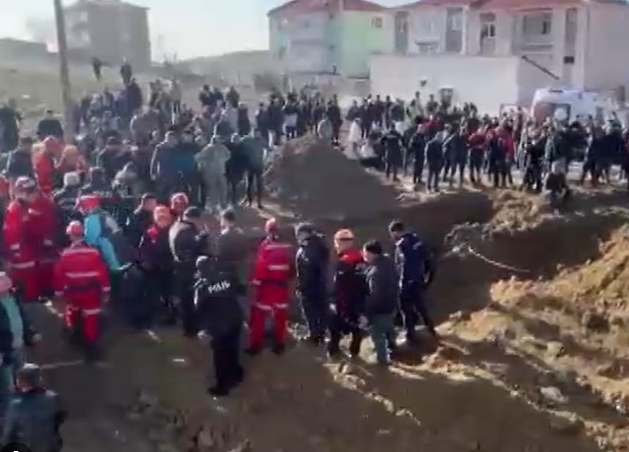Polatlı ilçesinde yeni yapılan bir binanın kanalizasyon bağlantısı inşaatında göçük