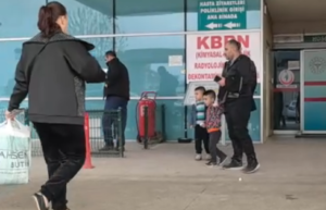 Olay, saat 12.00 sıralarında Yeniceköy Mahallesindeki bir parkta meydana geldi.