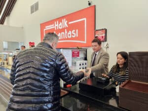 Osmangazi Belediye Başkanı Erkan Aydın, Regaip Kandili’nde gönüllere dokundu. Halk
