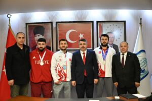Genç sporcuların, sporla tanışma serüvenini ve başarılarını dinleyen Başkan Oktay