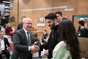 Yıldırım Belediyesi’nin ilçeye kazandırdığı 7-24 Uyumayan Kütüphane, çeşitli sınavlara hazırlanan