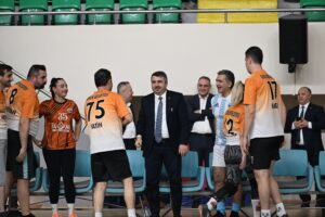 Bursa Belediyeler Birliği’nin, yerel yönetimler arası düzenlediği voleybol turnuvası başladı.