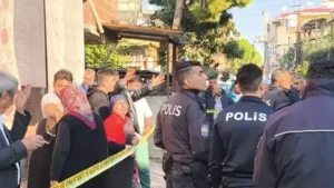 Olay, sabah saatlerinde Yüreğir ilçesi Yenidoğan Mahallesi’nde meydana geldi. Dolmuş