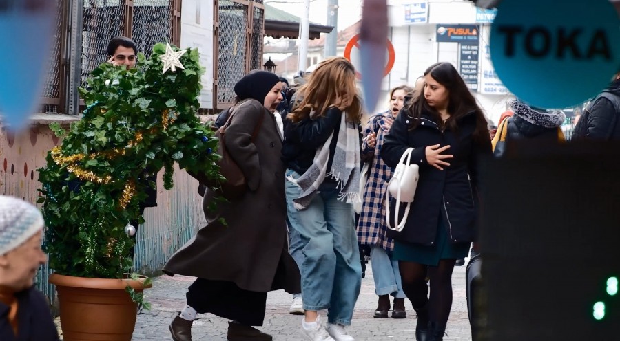 Bursa’da yılbaşı sebebiyle bir çok ağaç süslenirken, hareketli olan bir