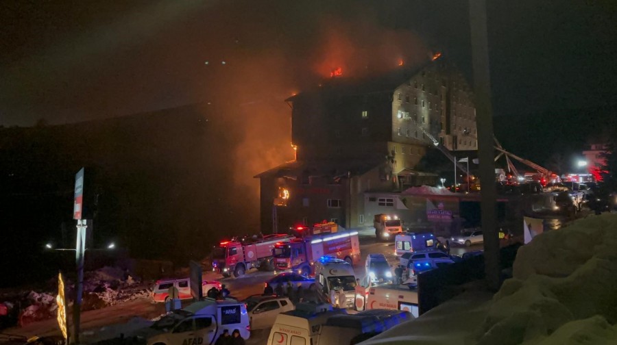 Bakan Işıkhan’ın paylaşımı şöyle; “Bolu’da Kartalkaya Kayak Merkezi’ndeki bir otelde