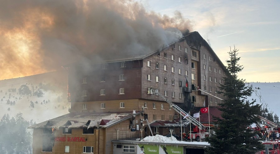 Yangın, saat 04.00 sıralarında Kartalkaya Kayak Merkezi’nde bulunan bir otelde