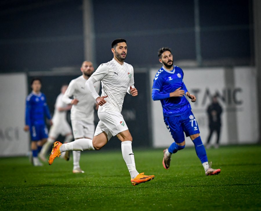 Bursaspor, Antalya‘daki kampının son hazırlık maçında Mazıdağı Fosfatspor karşısında sahaya