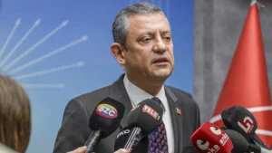 Partisinin İzmir İl Başkanlığında açıklamada bulunan CHP Genel Başkanı Özgür