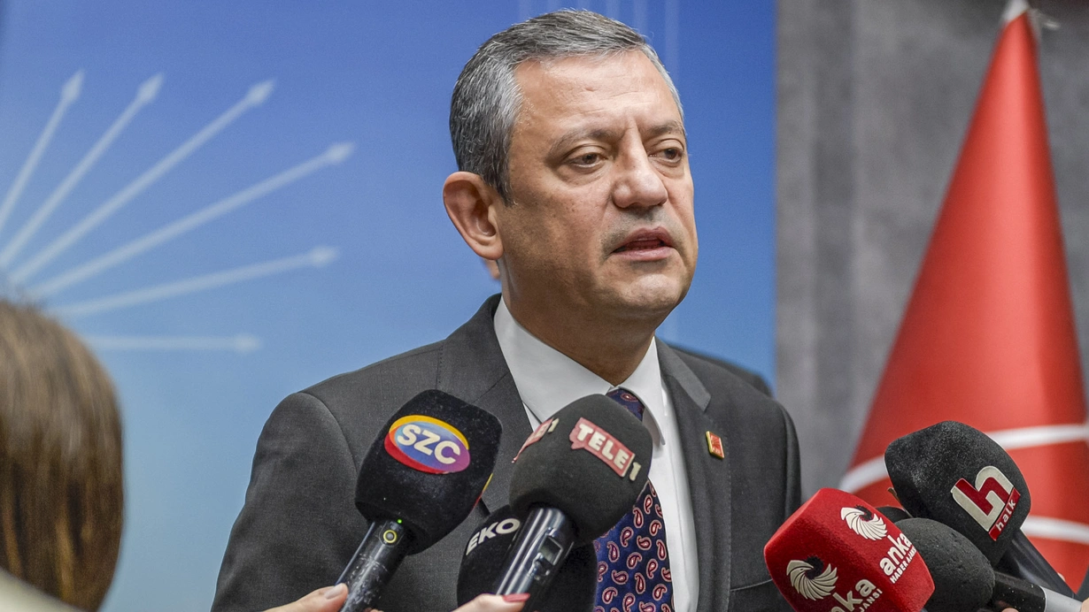Partisinin İzmir İl Başkanlığında açıklamada bulunan CHP Genel Başkanı Özgür