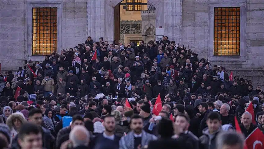 Türkiye Gençlik Vakfının (TÜGVA) öncülüğünde, “Dünyayı uyandırıyoruz”, “Dün Ayasofya, bugün