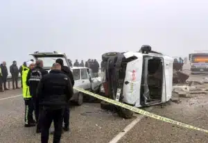 Kırşehir’de sera işçilerini taşıyan servis minibüsü, iki araca çarparak kaza