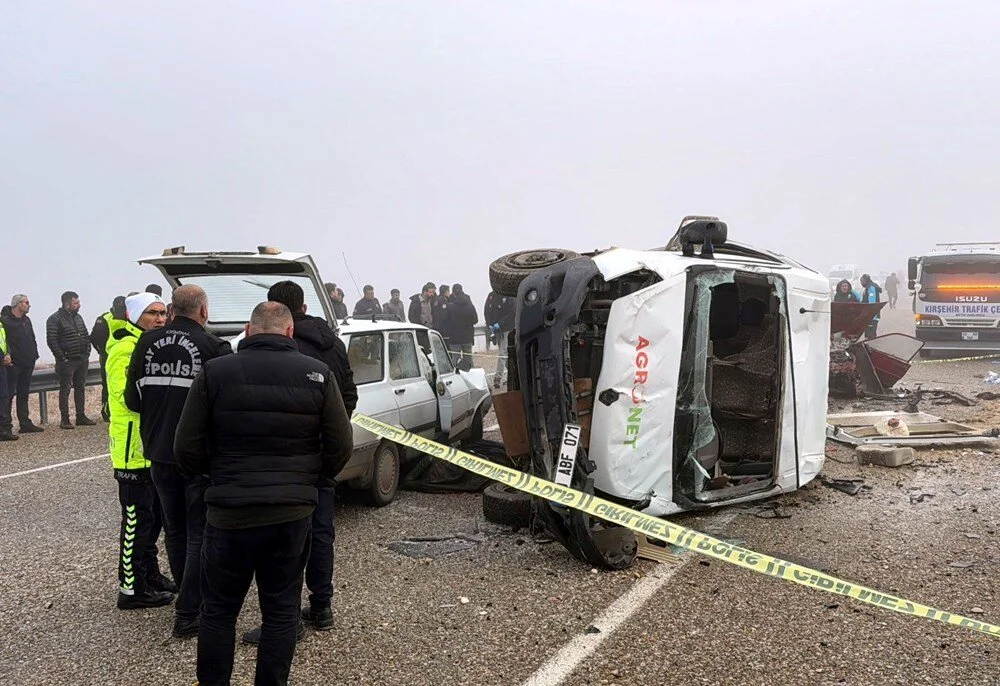 Kırşehir’de sera işçilerini taşıyan servis minibüsü, iki araca çarparak kaza