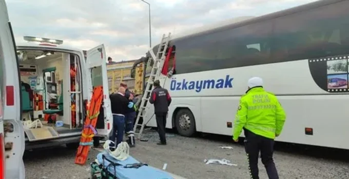Yolcu otobüsü kaza yaptı: 2 ölü, 18 yaralı!