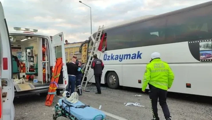 Yolcu otobüsü kaza yaptı: 2 ölü, 18 yaralı!