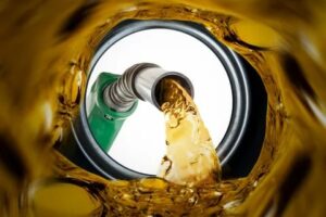 Brent petrol fiyatları ve dövizdeki değişikliklerle birlikte vatandaşlar benzin ve