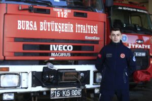 Bursa‘da yaşayan Ahmet Burak Öztürk (22), küçüklük yaşlarından itibaren itfaiyeciliğe