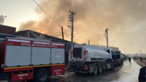 Yangın, saat 06.30 sıralarında merkez Yıldırım ilçesi Vakıfköy Mahallesindeki geri