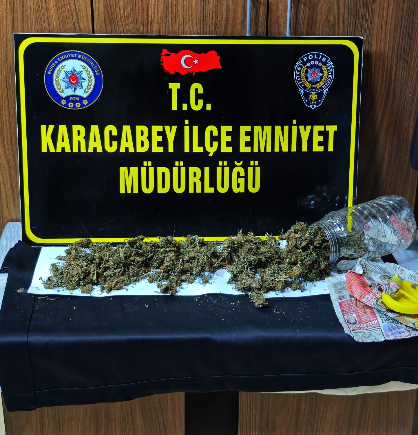 Karacabey İlçe Emniyet Müdürlüğü Asayiş Büro Amirliği ekipleri, ilçede uyuşturucu