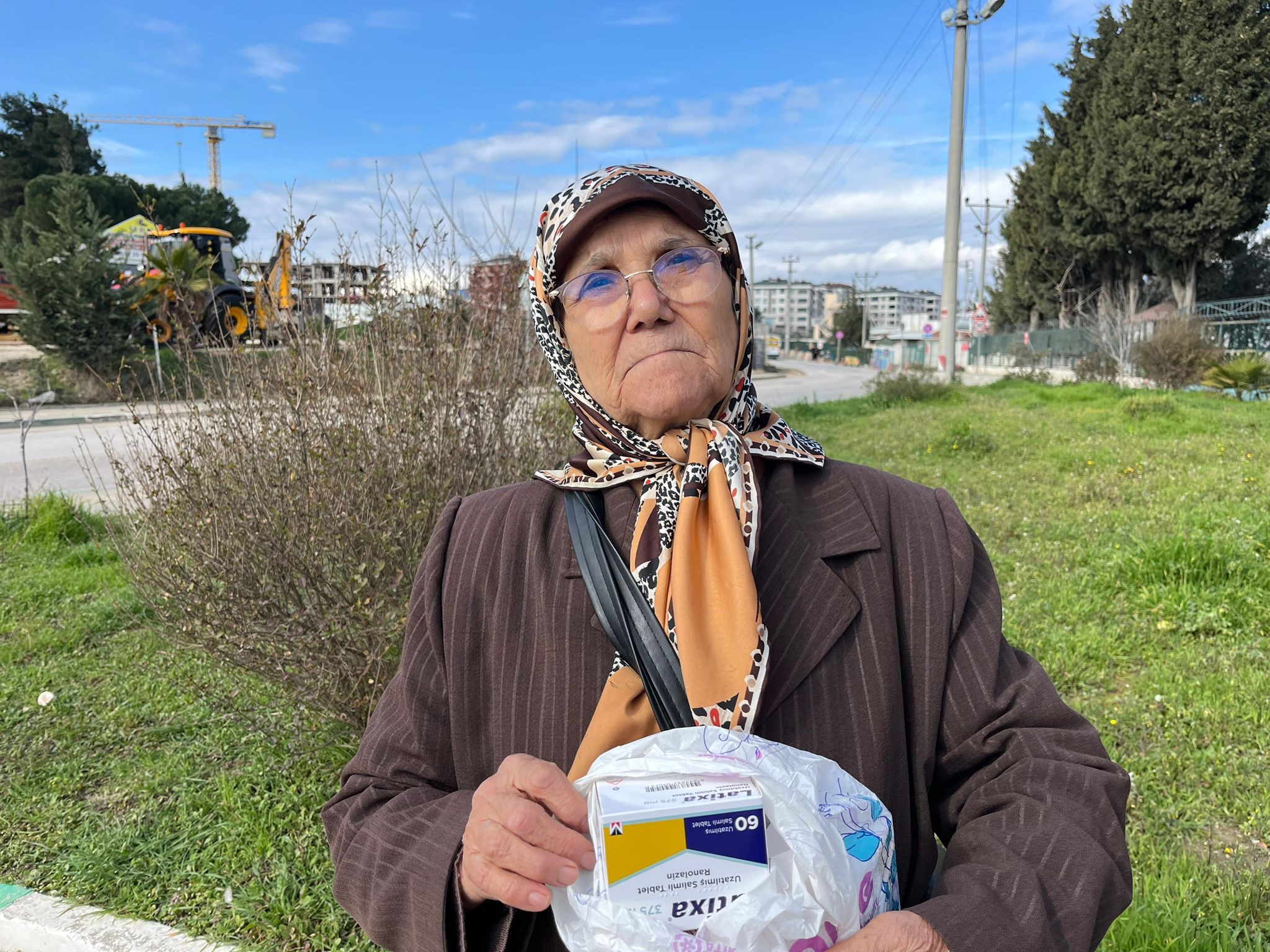 Tutuklanıp cezaevine götürülen emekli adamın 80 yaşındaki eşi ise bir