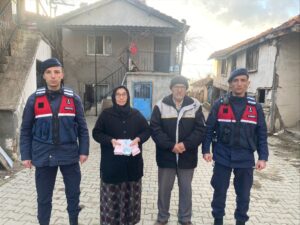 Şüphelinin izine kamera kayıtlarından ulaşan jandarma evine baskın yaptığı dolandırıcıyı