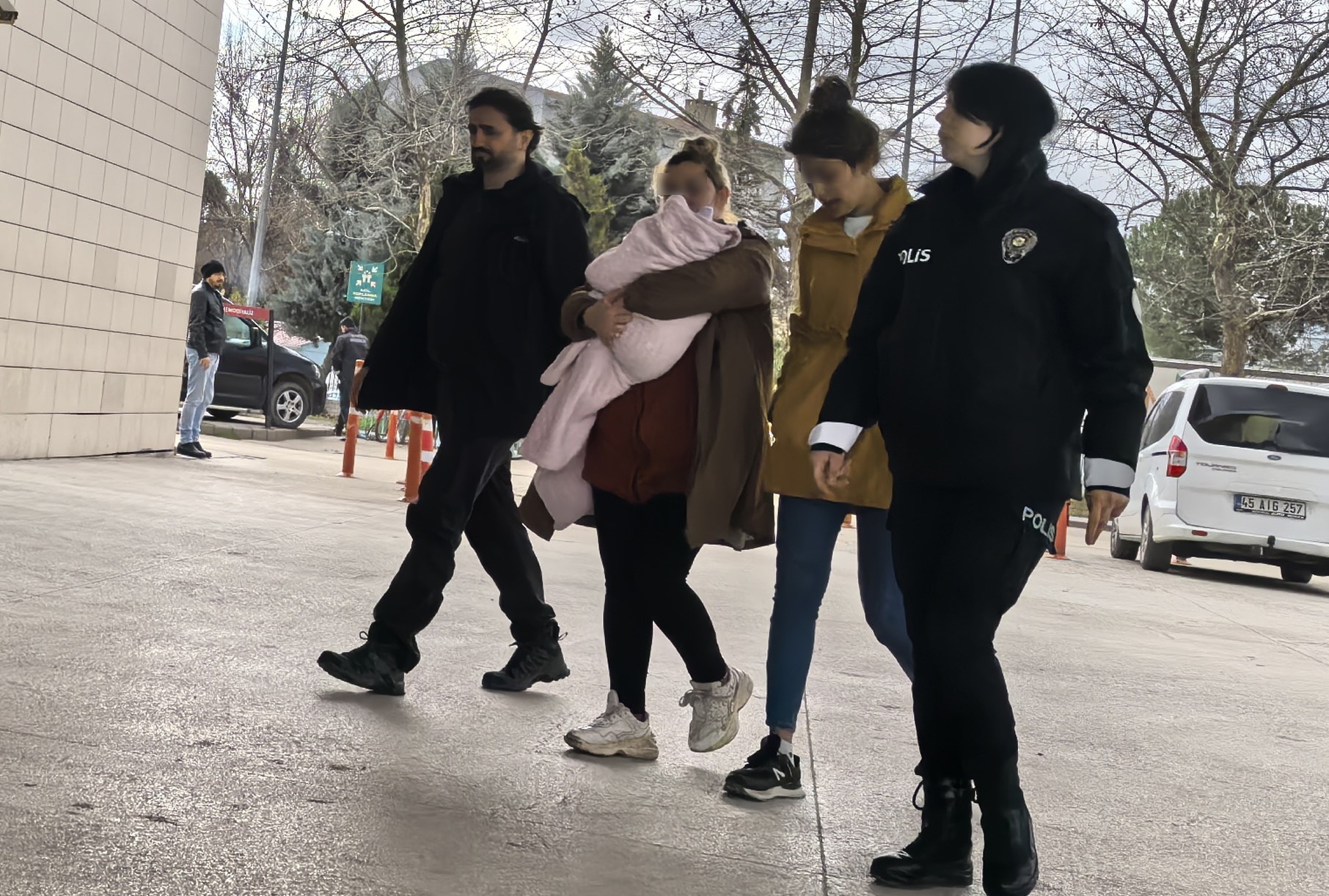 Olay, İnegöl ilçesi Yeni Mahalle’deki bir sitede meydana geldi. Edinilen