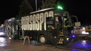 Bursa Yenişehir Havaalanına gelen futbolcular taraftarlar bağrına basarak hatıra fotoğrafı