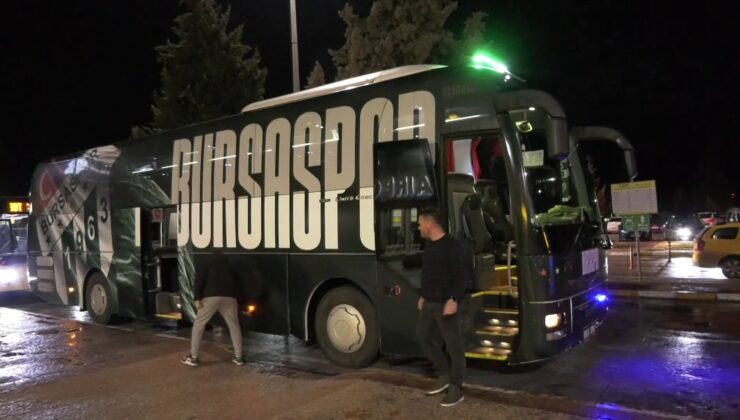 Bursasporlu taraftarlar takımı havaalanında karşıladı