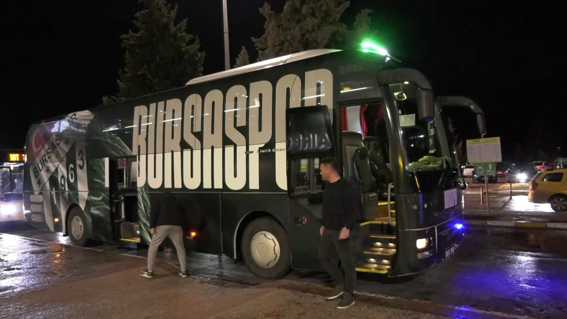 Bursa Yenişehir Havaalanına gelen futbolcular taraftarlar bağrına basarak hatıra fotoğrafı