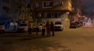 Sürücünün arkadaşları ise polis ekiplerinin işini yapmasına engel olmaya çalıştı.