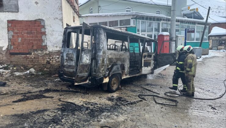 İznik’te park halindeki minibüs alev alev yandı