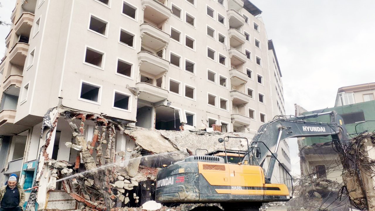 1993 yılı sonunda tamamlanan 11 katlı Yeni Belediye İş Merkezi,
