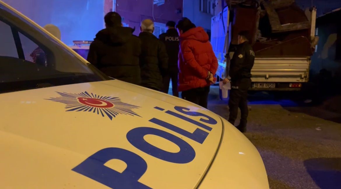 Gece yarısı büyük gürültüyle uyanan mahalle sakinleri ‘deprem oluyor’ diye