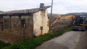 Osmangazi Belediyesi, ilçe genelinde neredeyse her gün bir metruk binanın