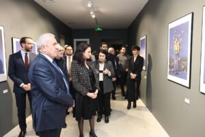 Sanatçının kendine özgü mizahi bakış açısıyla ele aldığı eserleri, 16