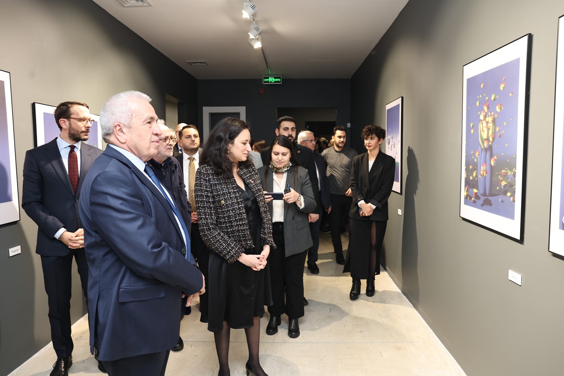 Sanatçının kendine özgü mizahi bakış açısıyla ele aldığı eserleri, 16
