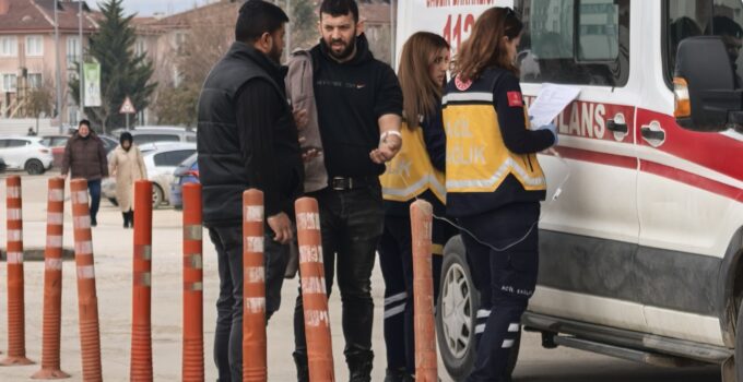 İnegöl’de mobilya imalathanesinde kaza! Parmağı koptu