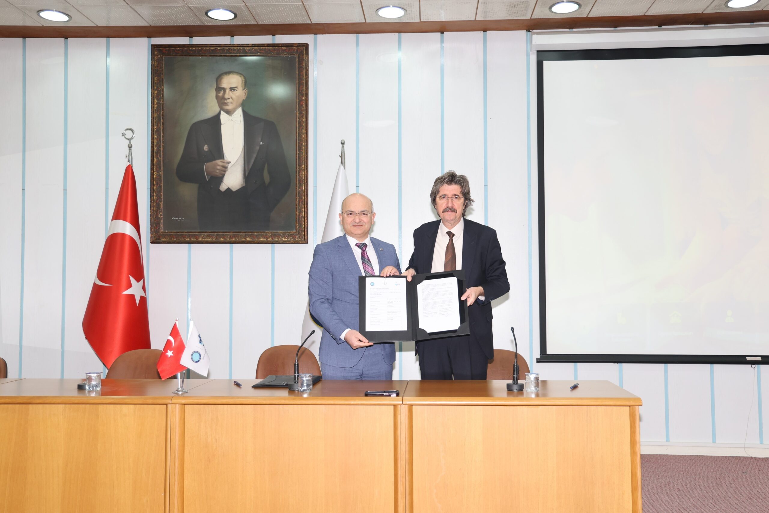 BUÜ yönetimi, öğrencilerin akademik gelişimini desteklerken onları iş hayatına hazırlayacak