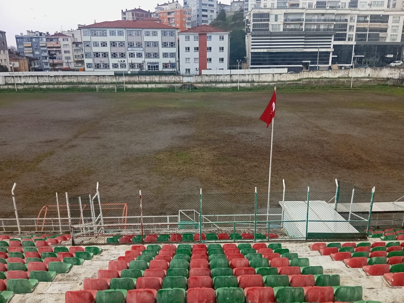 Bayrak, “Mudanya ilçe stadı için düğmeye basıldı. Mevcut stadyumu yıkarak
