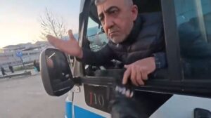Artan tansiyon sonrası motosikletliye el kaldıran sürücü, daha sonra araçtan