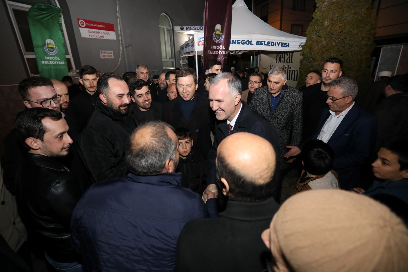 Kandil gecelerinde İnegöl’ün farklı camilerinde ikramlar yapan İnegöl Belediyesi, dün