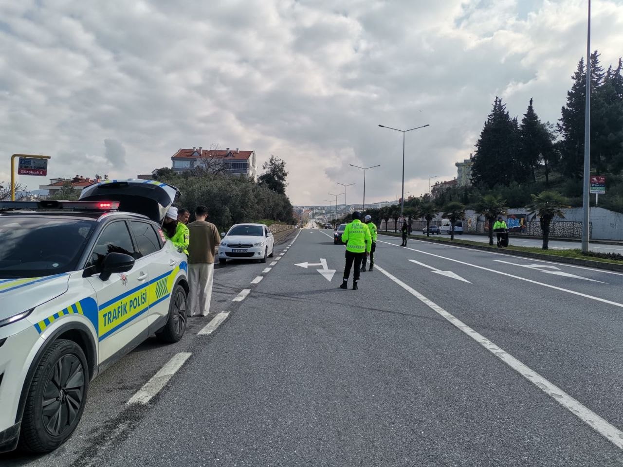 Denetimlerde cezai işlem uygulanan sürücülere aşırı hız yapmamaları konusunda sıkı