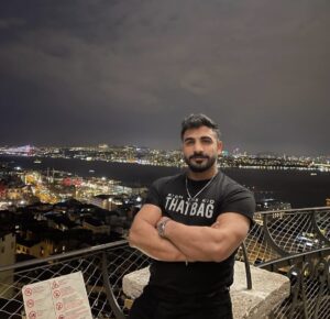 Bursa’nın Mudanya ilçesi Trilye Mahallesine giden 22 yaşındaki Mehmet Ayaz,