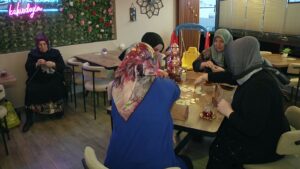 Yakınında çocuk parkı ve okul olması nedeniyle kadınların uğrak noktalarından